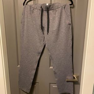 On the Fly lululemon never worn 7/8 pants.